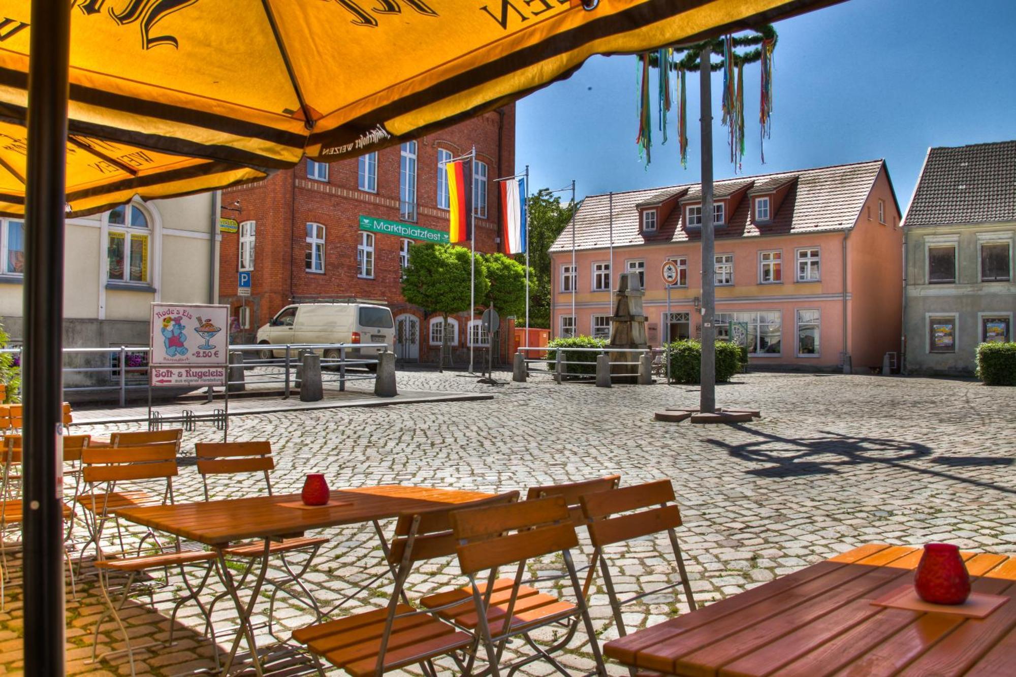Hotel Am Markt Altentreptow Extérieur photo