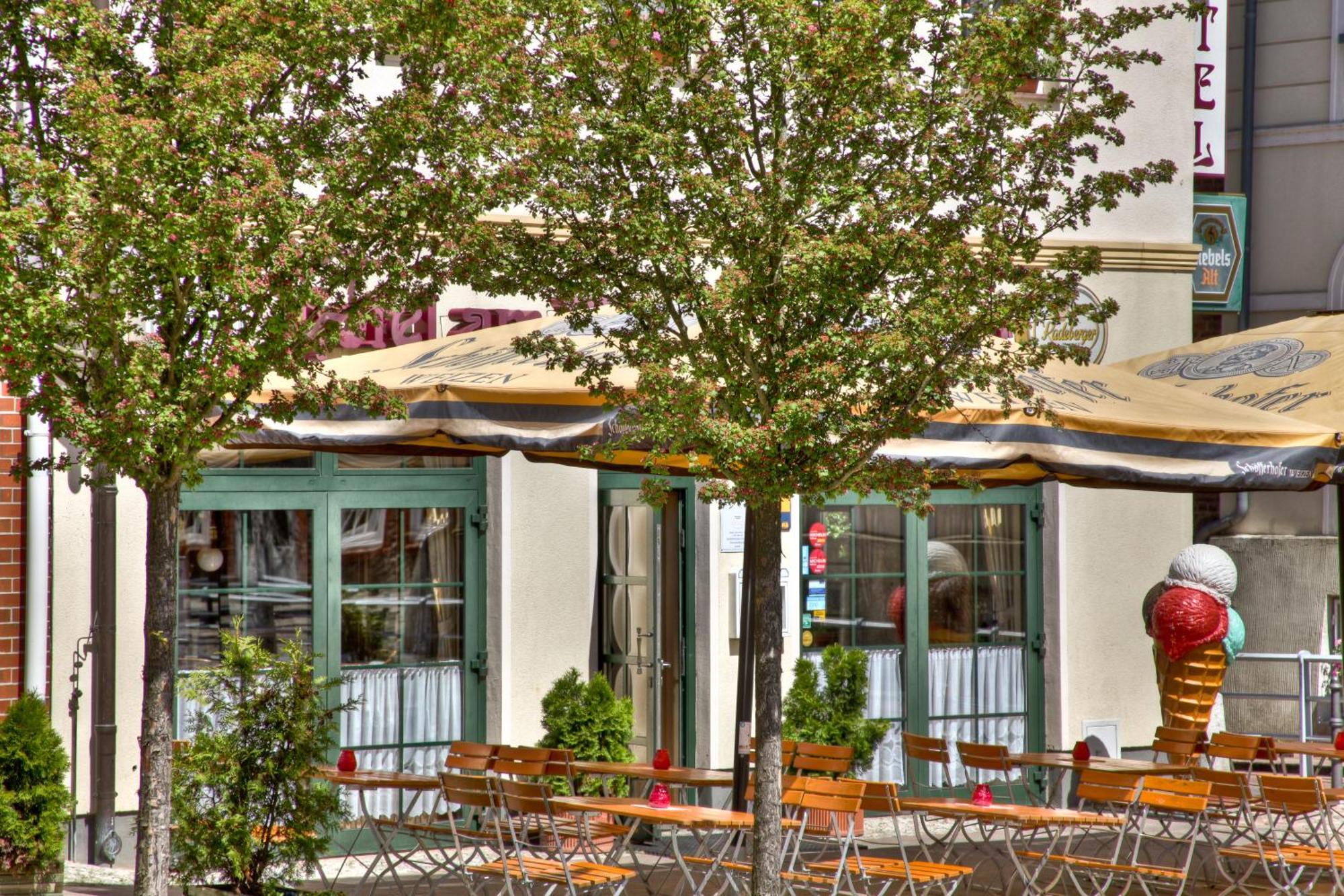 Hotel Am Markt Altentreptow Extérieur photo